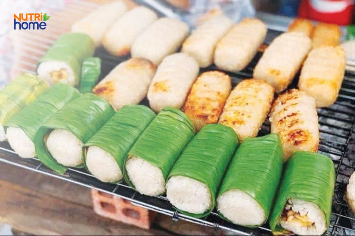 Nhiều phần chuối nếp bọc lá và chuối nướng trên vỉ than.