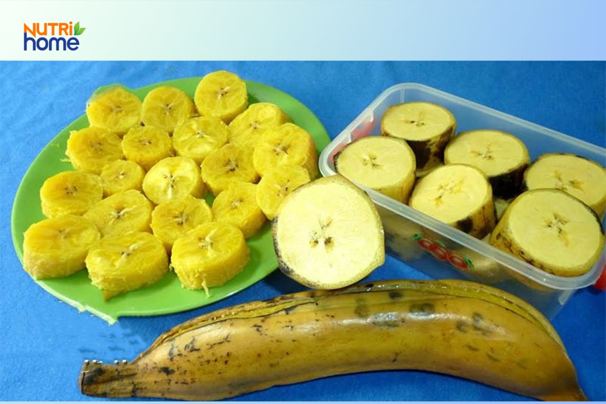 Chuối táo quạ luộc cắt khoanh vàng ươm bày trên đĩa