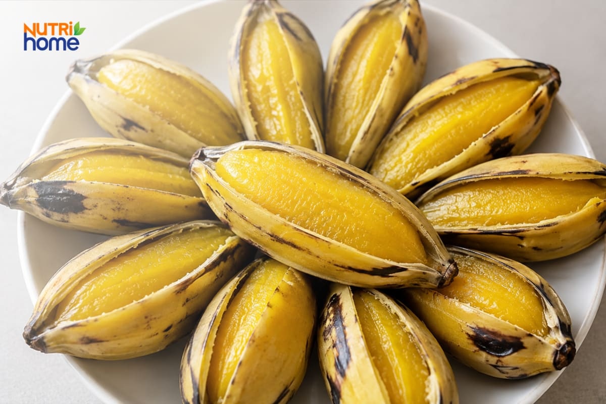 Đĩa chuối sáp luộc vàng óng, còn nguyên phần vỏ.