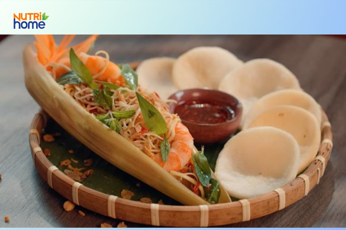 Khẩu phần nộm hoa chuối trộn tôm cân đối kèm bánh phồng tôm