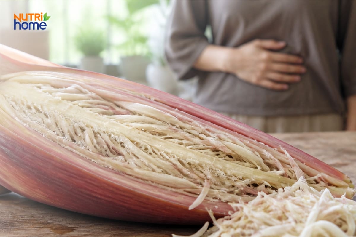 Hoa chuối bổ đôi bên người phụ nữ ôm bụng vì đầy hơi khó tiêu