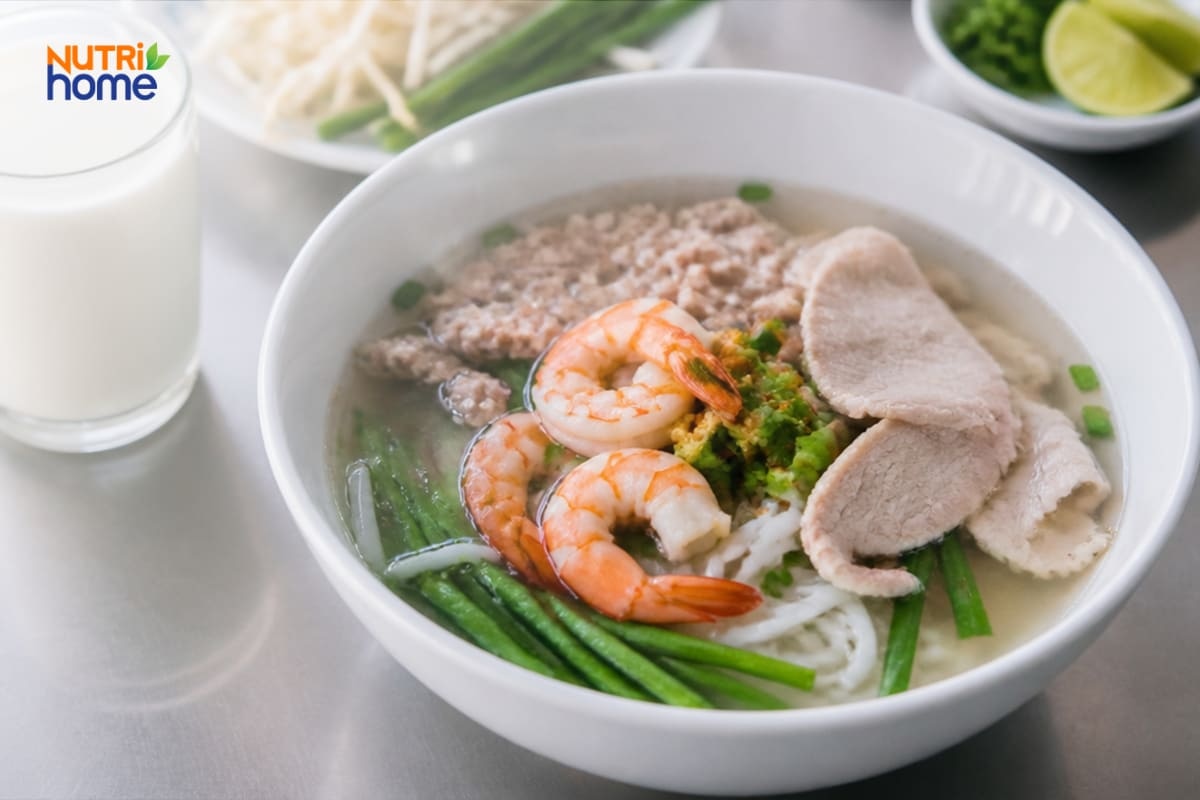 Tô hủ tiếu Nam Vang tôm thịt băm kèm ly sữa tươi không đường