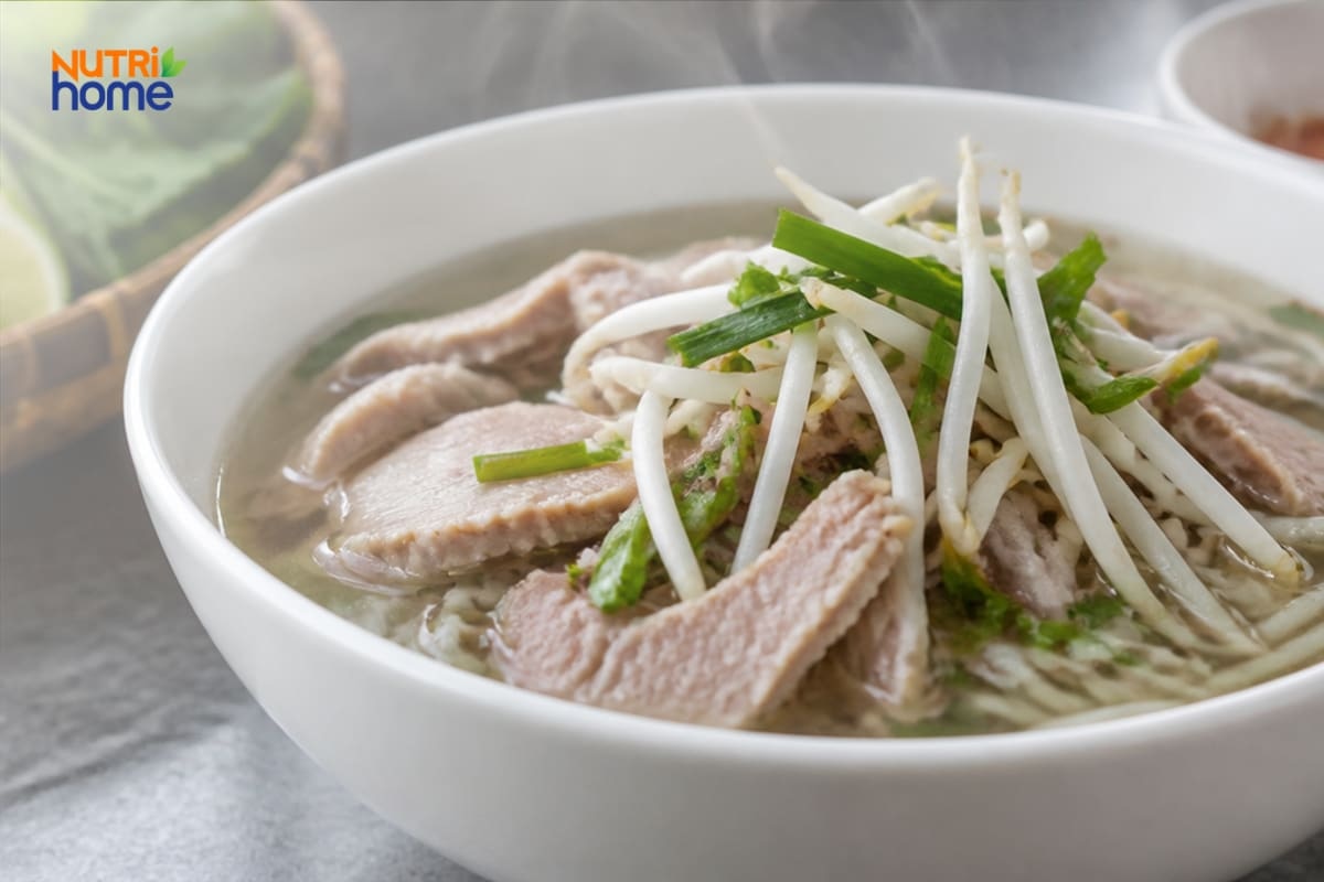 Tô hủ tiếu với thịt nạc, giá tươi và hành ngò.