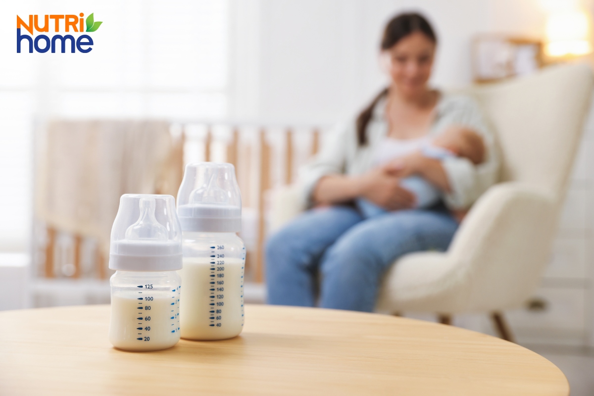 Mẹ sau sinh cho con bú và bình sữa dinh dưỡng