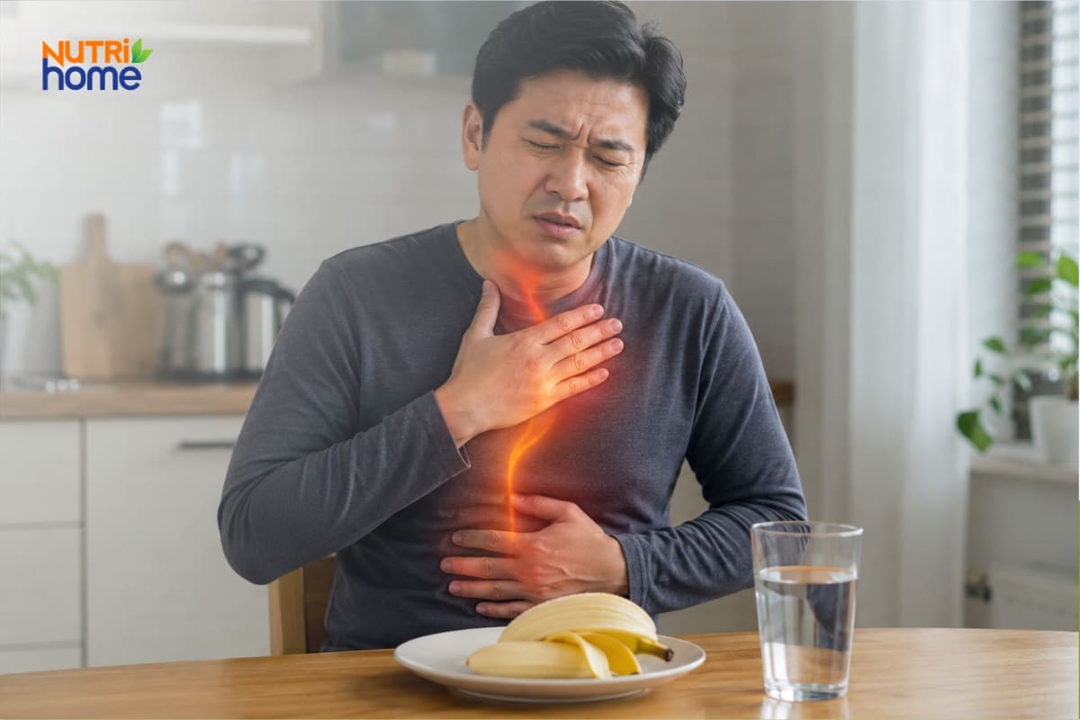 Người đàn ông khó chịu vùng ngực và bụng cạnh đĩa chuối
