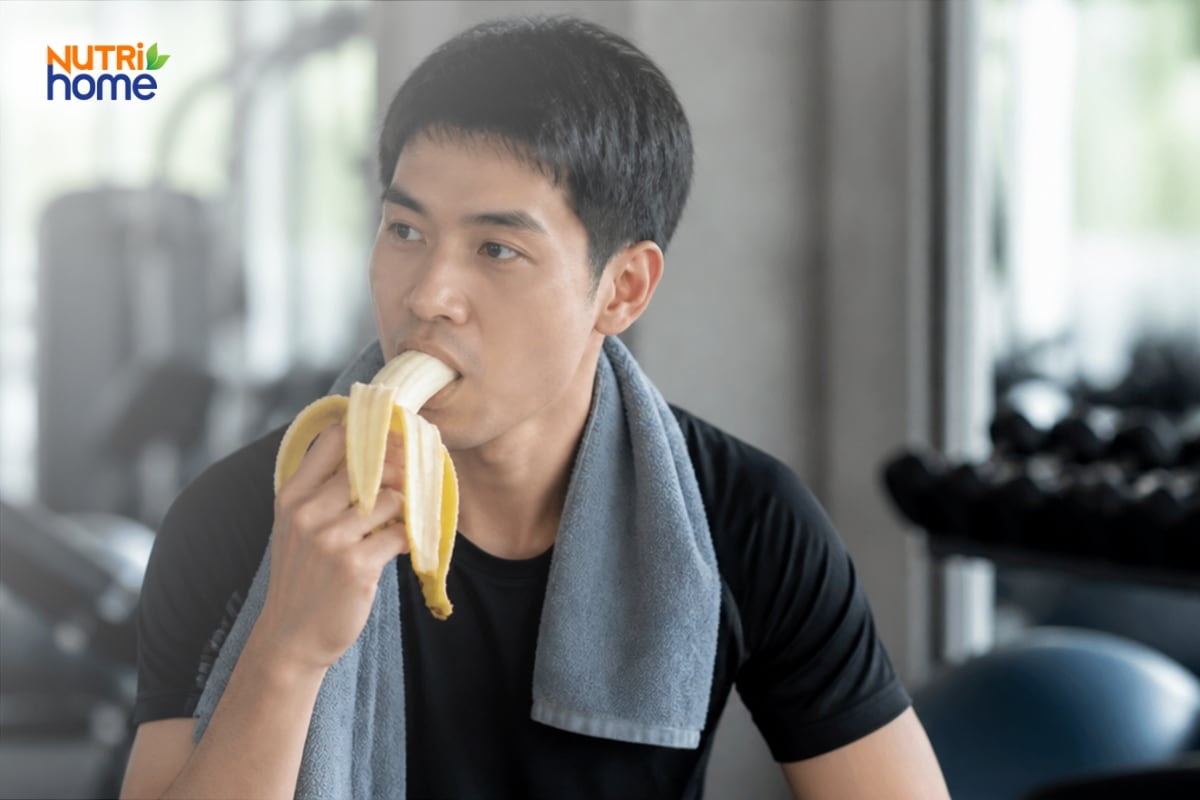 Người tập gym ăn chuối để bổ sung năng lượng sau buổi tập