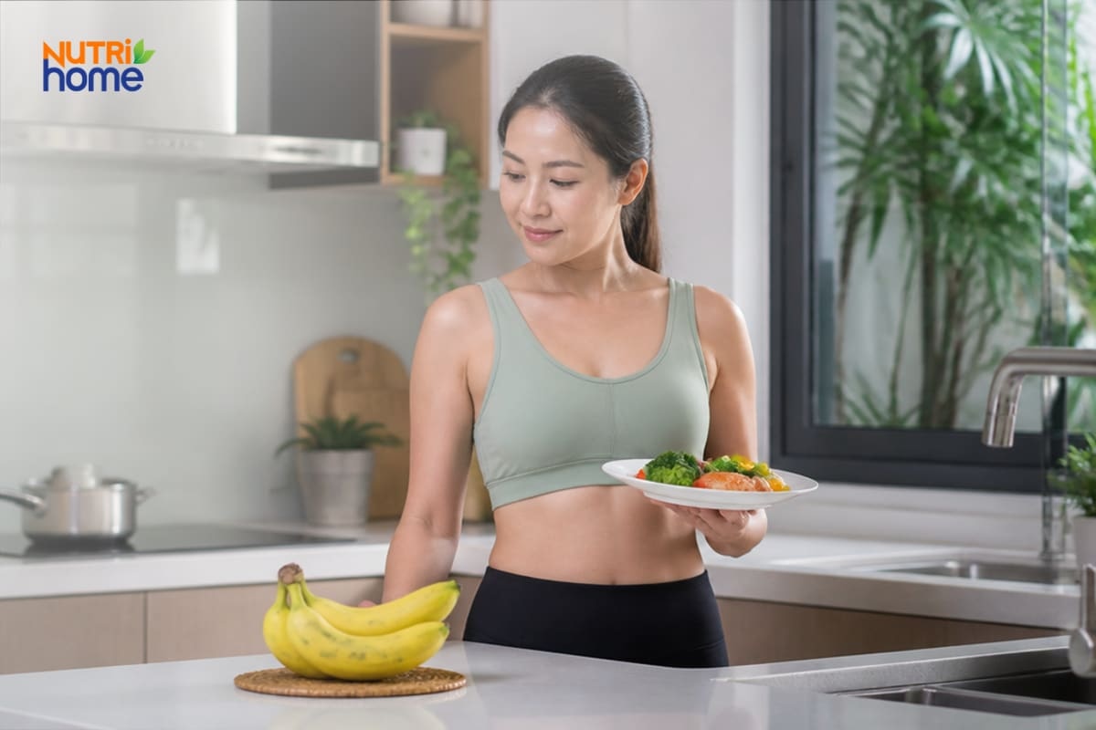 Người phụ nữ mặc đồ thể thao chọn bữa ăn cùng chuối