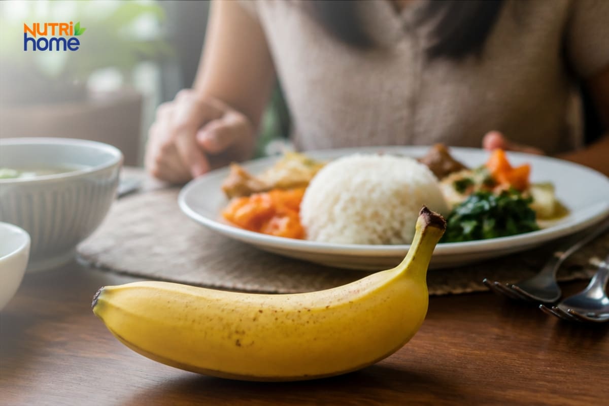 Quả chuối đặt cạnh đĩa cơm trong bữa ăn