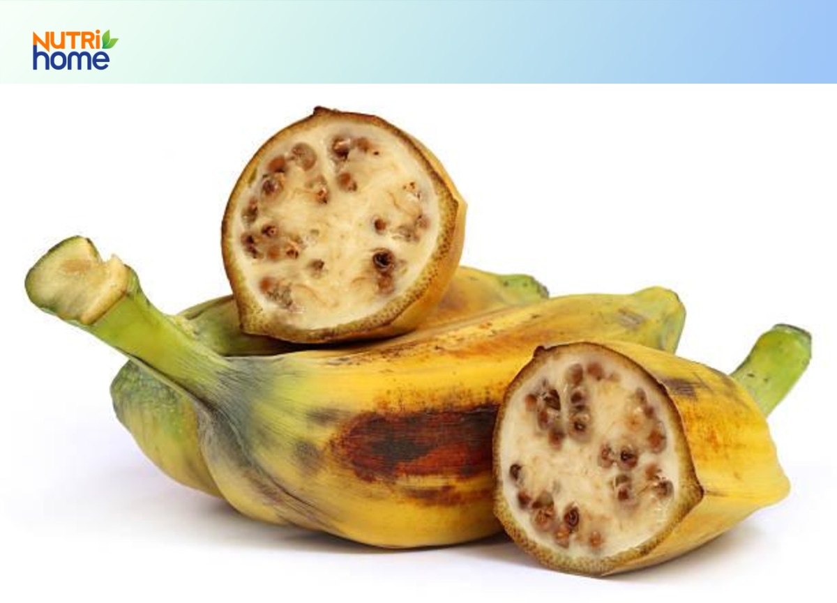 Những quả chuối hột chín bổ ngang cho thấy phần thịt nhiều hạt.