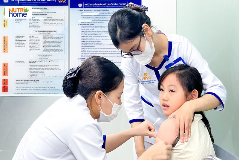 Bé gái được nhân viên y tế VNVC thực hiện tiêm chủng.