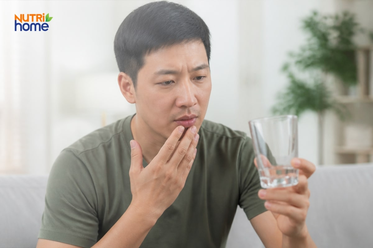 Người đàn ông khô miệng, cầm ly nước vì khát liên tục do mất nước