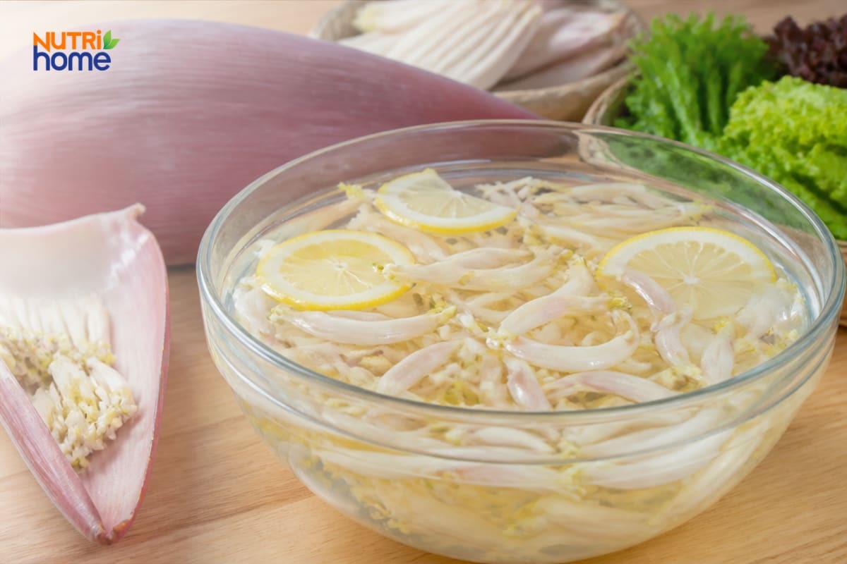 Hoa Chuối Tiêu Thái Mỏng Ngâm Trong Tô Nước Pha Chanh Để Giảm Chát