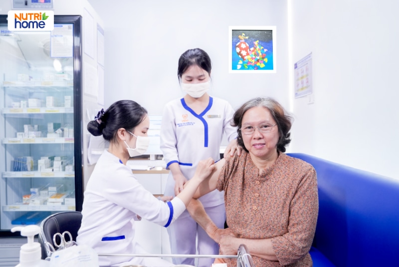 Người cao tuổi được nhân viên y tế VNVC thực hiện tiêm vắc xin.