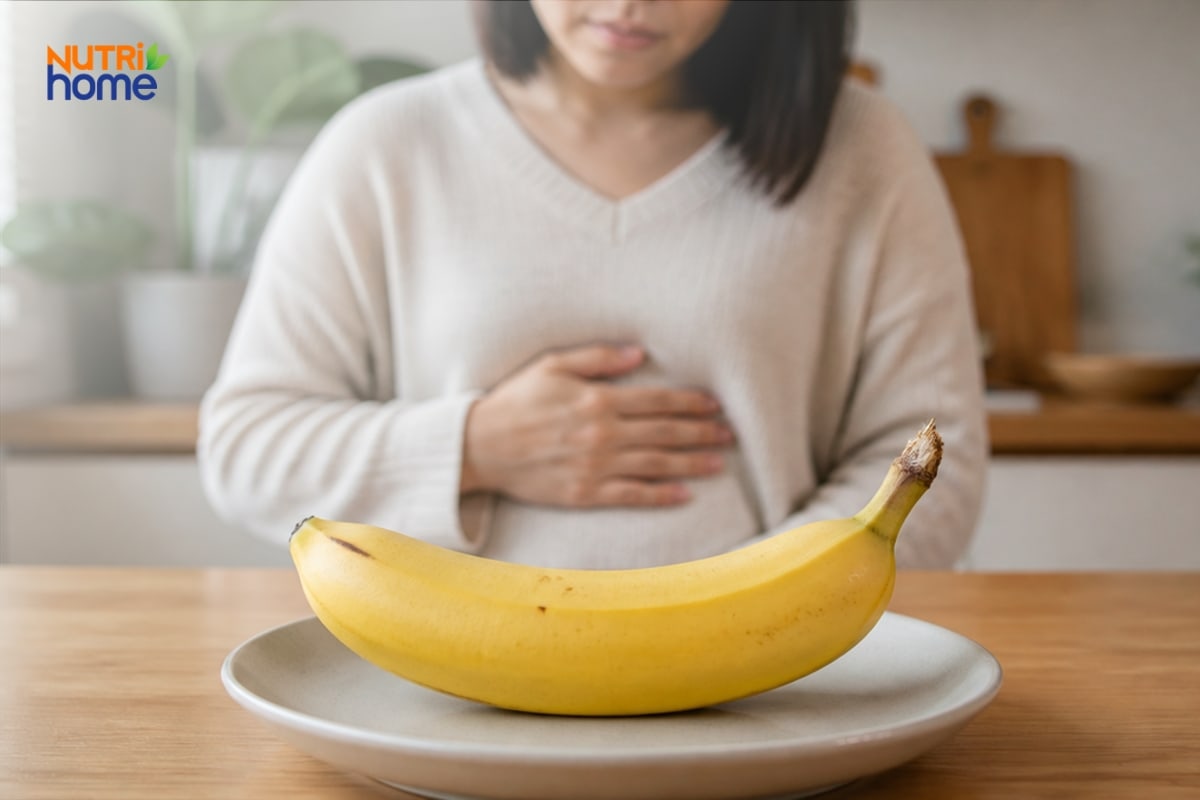 Người Bị Trào Ngược Dạ Dày Ôm Bụng Bên Đĩa Chuối Chín