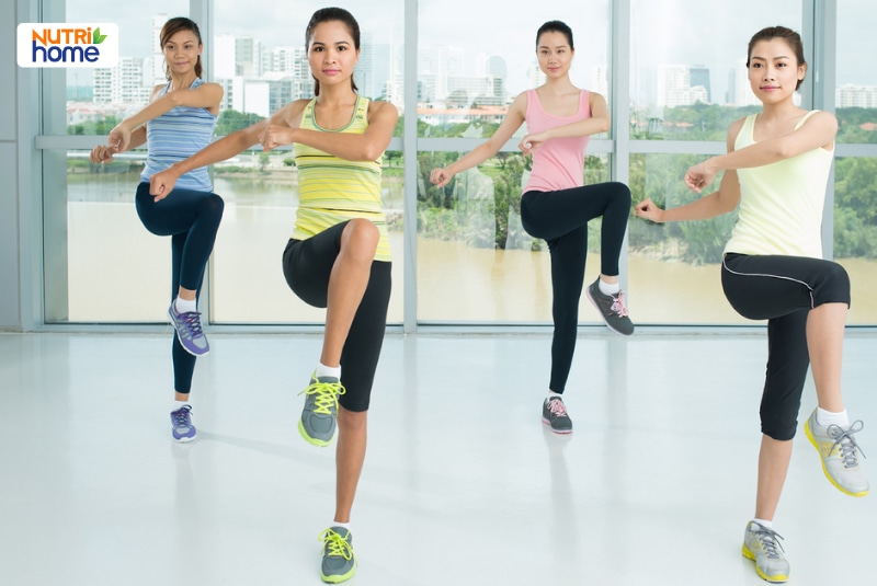 Nhóm phụ nữ tập thể dục trong không gian sáng và thoáng.