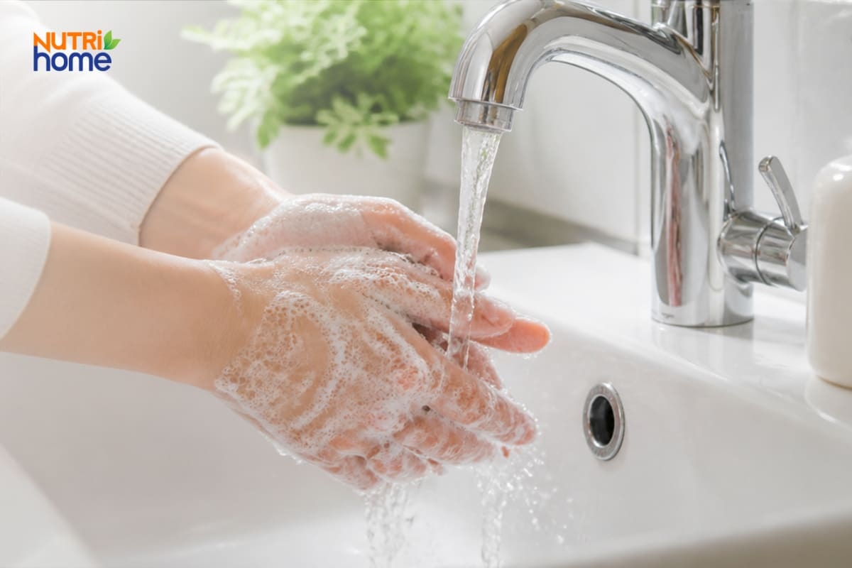 Đôi tay rửa sạch với xà phòng dưới vòi nước để ngừa lây nhiễm