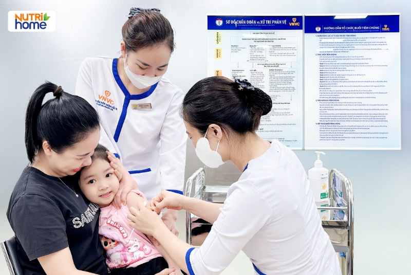 Trẻ nhỏ được nhân viên y tế VNVC thực hiện tiêm vắc xin.