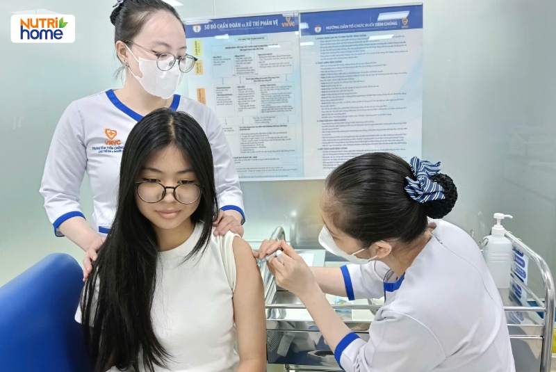 Trẻ em được nhân viên y tế tiêm vắc xin tại điểm tiêm chủng.