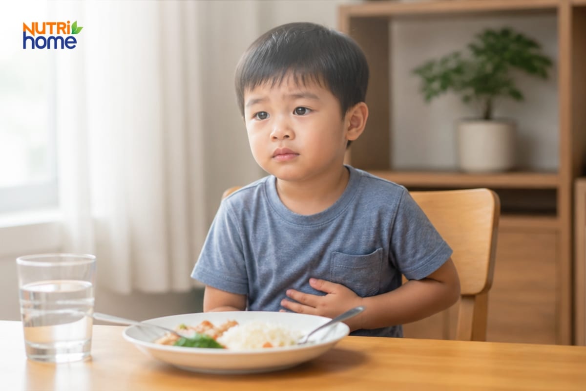 Bé trai ôm bụng khó chịu, chán ăn do nhiễm trùng đường ruột