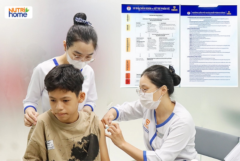 Trẻ được nhân viên y tế tiêm vắc xin vào vùng bắp tay.