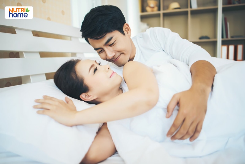 Cặp đôi nam nữ ôm nhau tình cảm trên giường ngủ