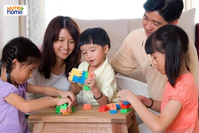 Gia đình chơi xếp hình cùng hai trẻ nhỏ trong nhà