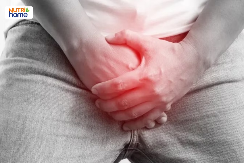 Nam giới đưa hai tay che vùng kín, vị trí đau được tô đỏ