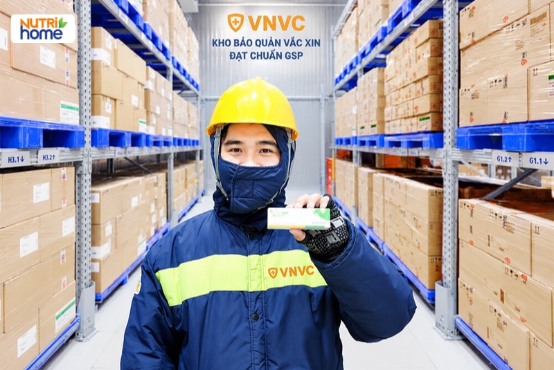 Nhân viên VNVC cầm hộp vắc xin trong kho bảo quản đạt chuẩn GSP.