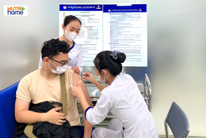 Khách hàng được tiêm vắc xin HPV tại trung tâm tiêm chủng VNVC.